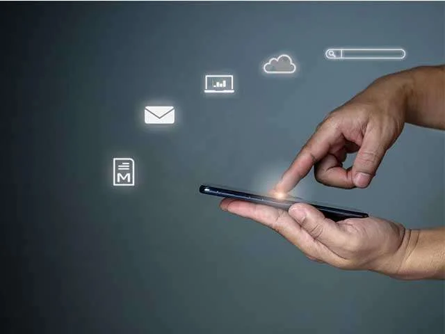 Foto de la mano de una consultora en Marketing y Comunicación. También se ve varios iconos de los servicios de una consultora en Marketing y Comunicación. ¡Conoce todos los detalles de una consultora en marketing y comunicación en este artículo!